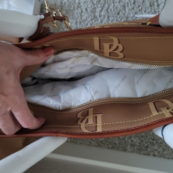 (NWT) Dooney and Bourke large tote with wallet and 24k gold plated DB hardware - Picture 4 of 16